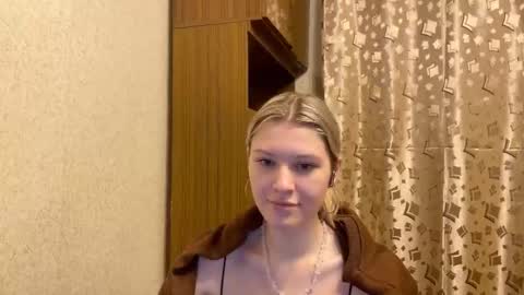 Snapshot of skyedavis chatting on 12.18.25 skyedavis online show from 12.18.25