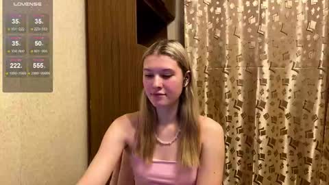 Snapshot of skyedavis chatting on 01.05.26 skyedavis online show from 01.05.26