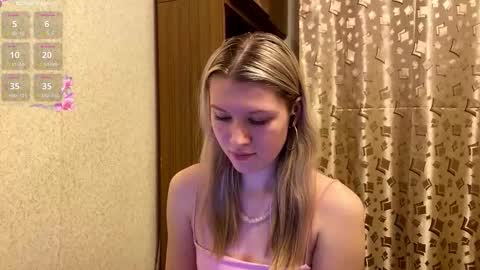 Snapshot of skyedavis chatting on 01.08.26 skyedavis online show from 01.08.26