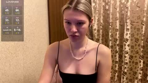 Snapshot of skyedavis chatting on 01.11.26 skyedavis online show from 01.11.26