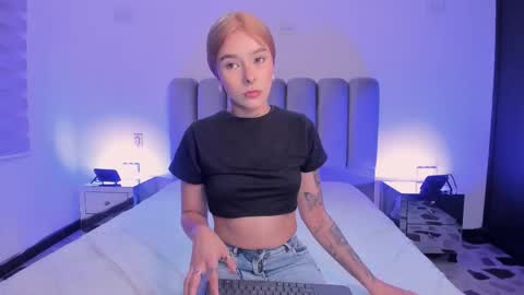 Snapshot of skythompson chatting on 09.18.25 skythompson online show from 09.18.25