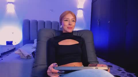 Snapshot of skythompson chatting on 10.03.25 skythompson online show from 10.03.25