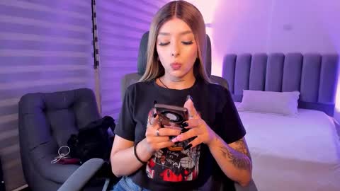 Snapshot of skythompson chatting on 10.16.25 skythompson online show from 10.16.25