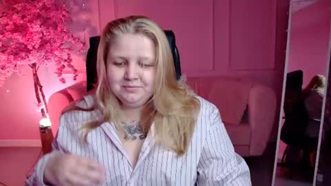 Snapshot of sladadeew chatting on 07.16.26 Slada Deew online show from 07.16.26