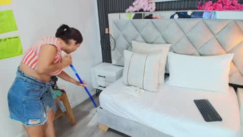 Snapshot of slut_milf_ chatting on 04.15.26 slut_milf_ online show from 04.15.26
