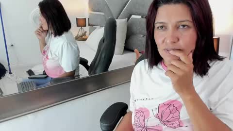 Snapshot of slut_milf_ chatting on 04.18.26 slut_milf_ online show from 04.18.26