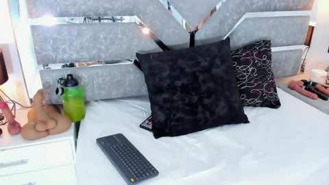 Snapshot of slut_milf_ chatting on 05.01.26 slut_milf_ online show from 05.01.26