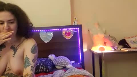 Snapshot of sluttysuzie17 chatting on 05.28.26 SluttySuzie17 online show from 05.28.26