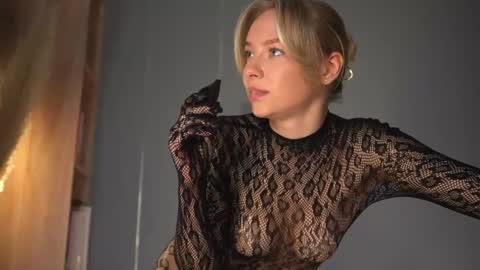 Snapshot of snow_is_falling chatting on 02.19.25 Candice Snow online show from 02.19.25