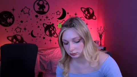 Snapshot of so_hot_rosalie chatting on 05.19.26 so_hot_rosalie online show from 05.19.26
