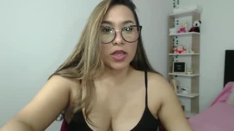 Snapshot of sofi4__ chatting on 03.11.25 sofi online show from 03.11.25