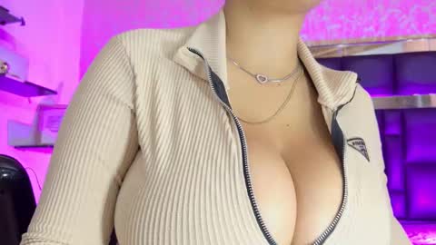 Snapshot of sofia_martinn chatting on 10.25.25 Sofia online show from 10.25.25