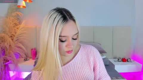 Snapshot of sofia_pamela chatting on 12.01.25 SOFIA PAMELA online show from 12.01.25