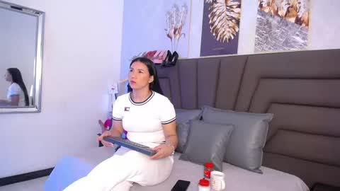 Snapshot of sofia_velez5 chatting on 05.18.26 online show from 05.18.26