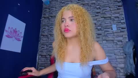 Snapshot of sofiacastillo01 chatting on 02.18.25 sofiacastillo01 online show from 02.18.25