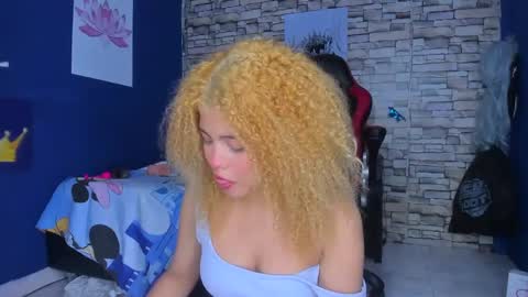 Snapshot of sofiacastillo01 chatting on 02.18.25 sofiacastillo01 online show from 02.18.25