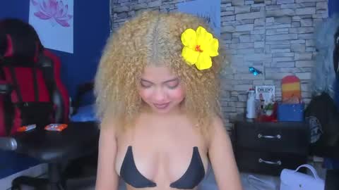 Snapshot of sofiacastillo01 chatting on 02.21.25 sofiacastillo01 online show from 02.21.25