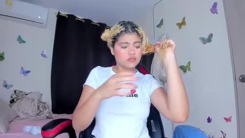 Snapshot of sofiacastillo01 chatting on 09.21.25 sofiacastillo01 online show from 09.21.25