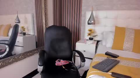Snapshot of sofiathoompson chatting on 06.18.26 sofiathoompson online show from 06.18.26