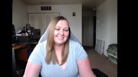 Snapshot of softerpeaches chatting on 03.05.25 Rose online show from 03.05.25