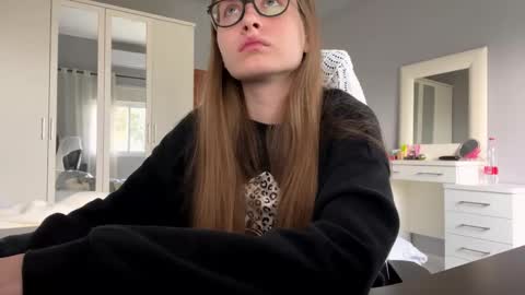 Snapshot of softlygirl chatting on 03.23.26 softlygirl online show from 03.23.26