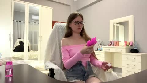 Snapshot of softlygirl chatting on 05.18.26 softlygirl online show from 05.18.26