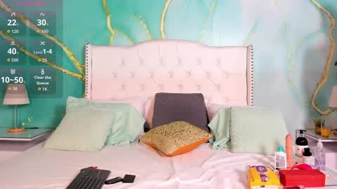 Snapshot of solwynne chatting on 09.18.25 solwynne online show from 09.18.25