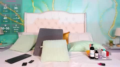 Snapshot of solwynne chatting on 09.28.25 solwynne online show from 09.28.25