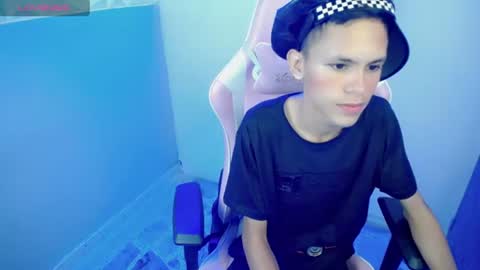 Snapshot of sombra_18 chatting on 06.15.26 ESTEBAN online show from 06.15.26