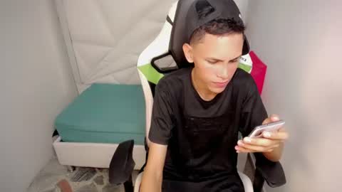 Snapshot of sombra_18 chatting on 06.22.26 ESTEBAN online show from 06.22.26