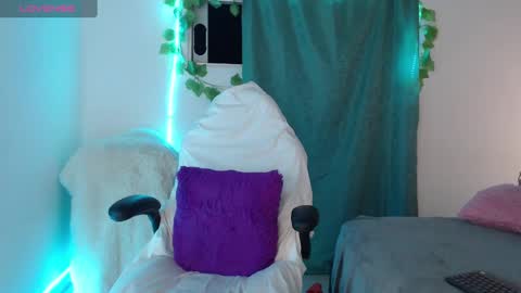 Snapshot of sommerray_99 chatting on 12.16.24 sommer Ray online show from 12.16.24