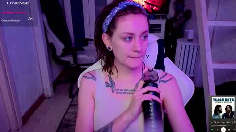 Snapshot of sonicsupergirl chatting on 10.11.25 Rie online show from 10.11.25