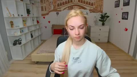 Snapshot of sonnysofia chatting on 04.14.26 Sonya online show from 04.14.26