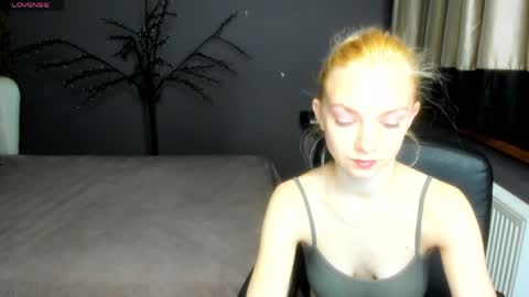 Snapshot of sonnysofia chatting on 04.19.26 Sonya online show from 04.19.26