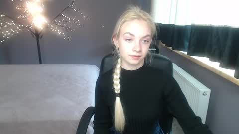 Snapshot of sonnysofia chatting on 04.22.26 Sonya online show from 04.22.26