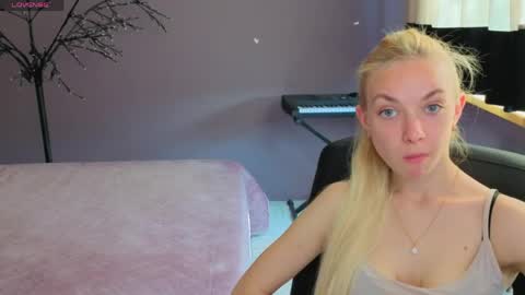 Snapshot of sonnysofia chatting on 05.18.26 Sonya online show from 05.18.26