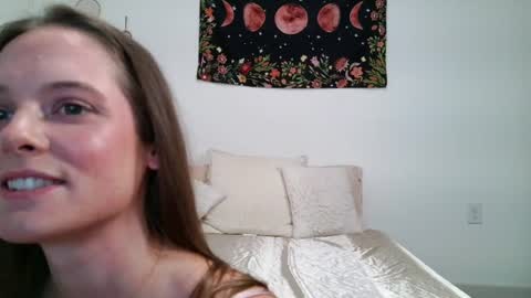 Snapshot of sophiaskyee444 chatting on 06.17.26 sophiaskyee444 online show from 06.17.26