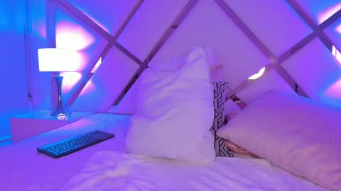 Snapshot of sophiasmiths_ chatting on 04.19.26 SophiaSmiths online show from 04.19.26