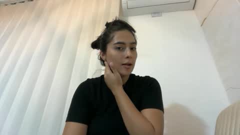 Snapshot of sophie_foxxx chatting on 05.13.26 Sophie online show from 05.13.26