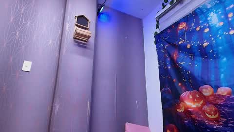 Snapshot of sophie_hils chatting on 10.15.25 sophie online show from 10.15.25