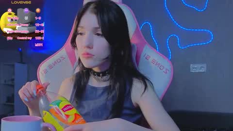 sophie_nomenal_ online show from 12.17.25