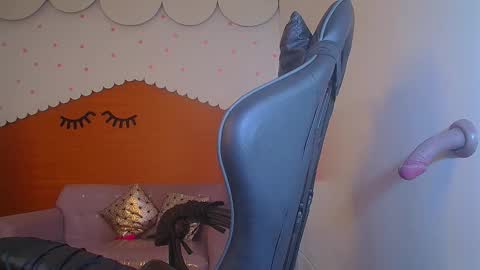 Snapshot of sophie_t_ chatting on 12.18.24 Sofia online show from 12.18.24