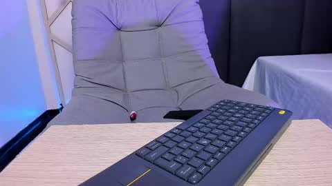 sophieharris__ online show from 02.12.25