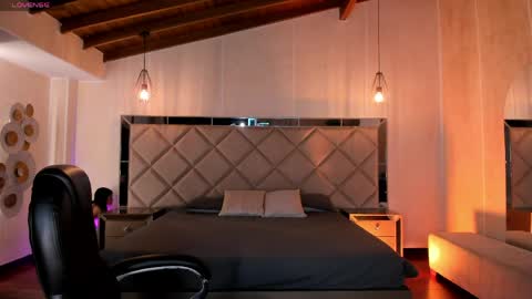 Sophie Houston online show from 04.20.26