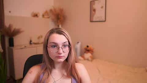 Snapshot of sophielux18 chatting on 05.20.26 Emma online show from 05.20.26