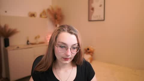 Snapshot of sophielux18 chatting on 05.23.26 Emma online show from 05.23.26