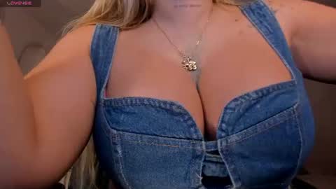 Snapshot of sophiepalmerx chatting on 06.15.26 Sophie Palmer online show from 06.15.26