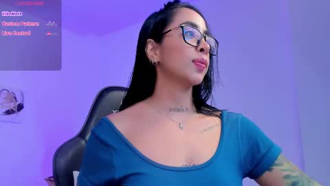 Snapshot of sophierooy chatting on 10.21.25 sophierooy online show from 10.21.25