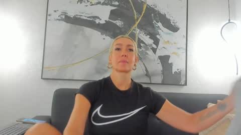 Snapshot of sophimariin chatting on 03.27.26 Sophi online show from 03.27.26