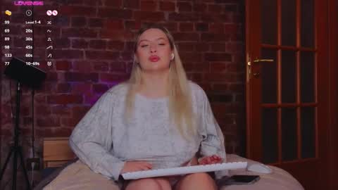 Snapshot of soulmeinme chatting on 10.28.25 soulmeinme online show from 10.28.25